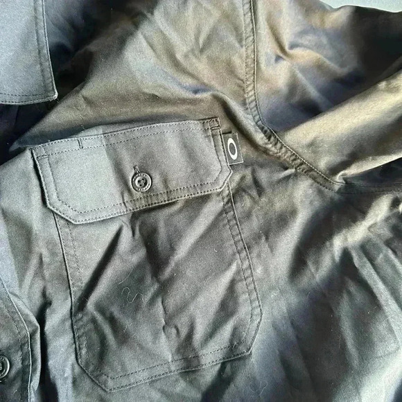 Oakley - Picture 4 of 5